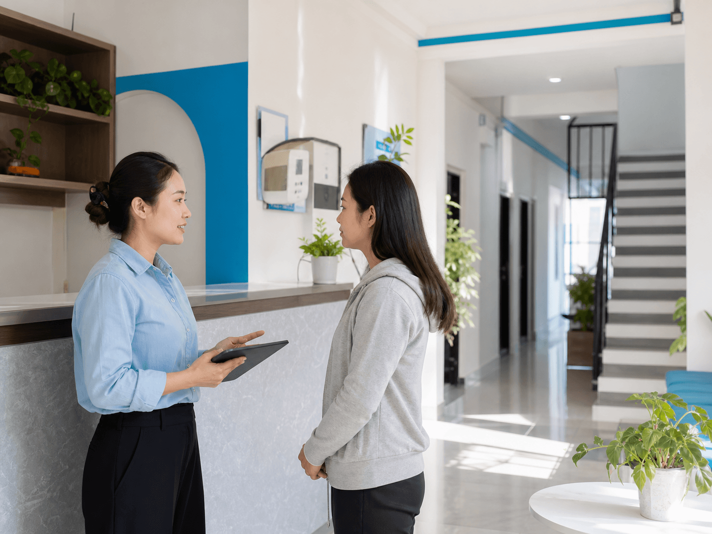 Đội ngũ vận hành trao đổi trực tiếp với người quản lý căn hộ